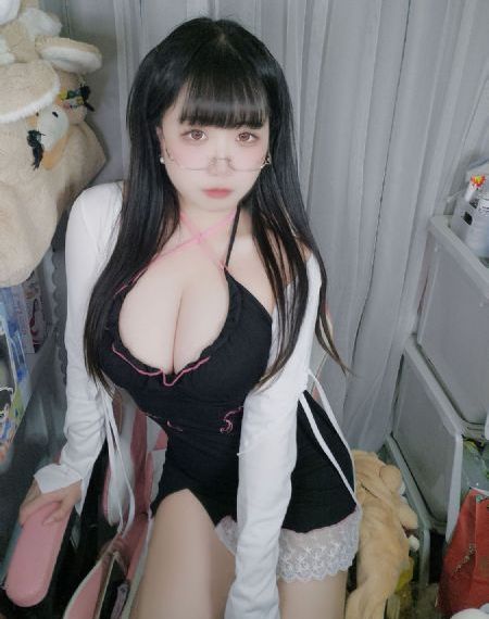 肤如凝脂的安吉拉
